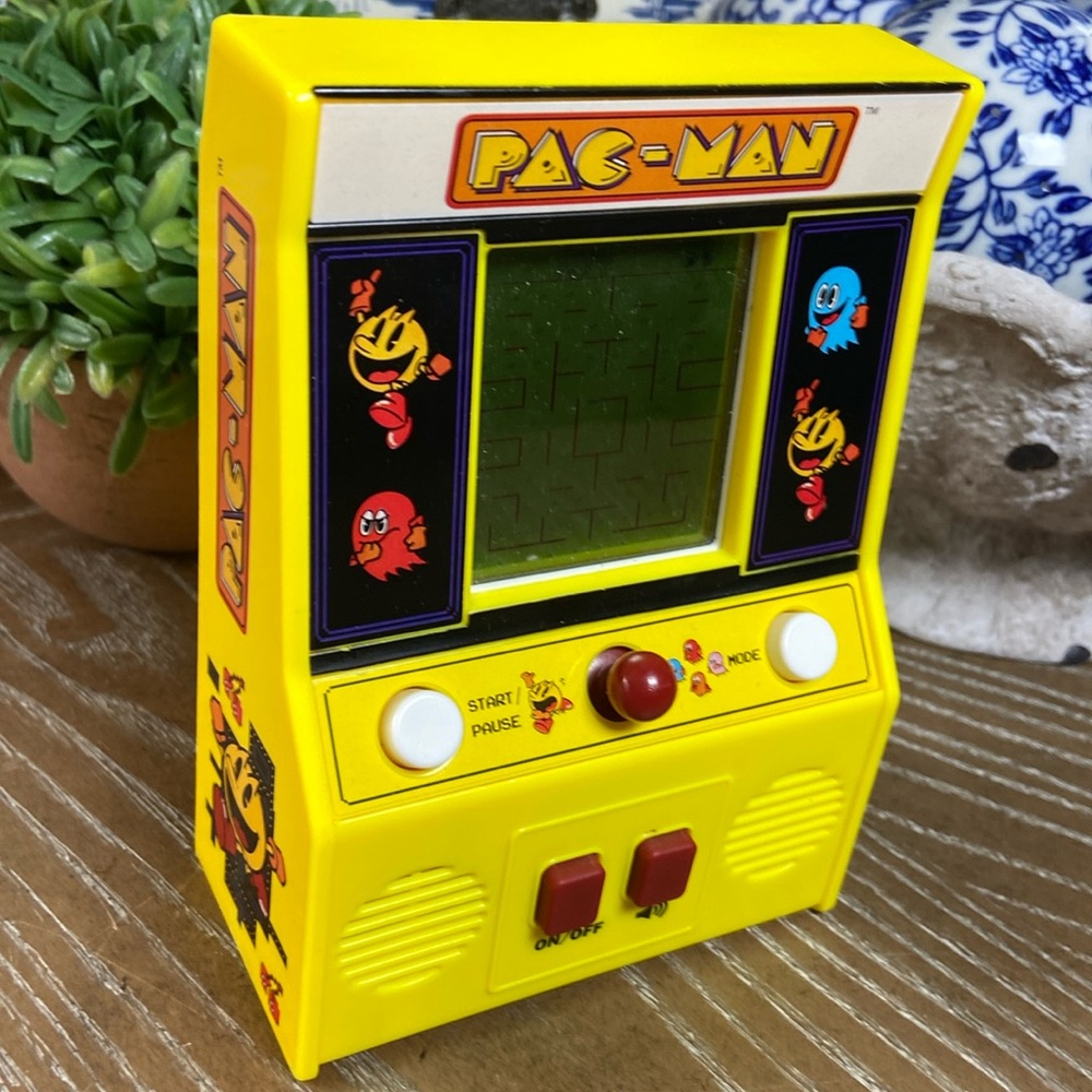 Atari Classic Vintage Inspired SPACE INVADERS Hand Held Electronic Video Game